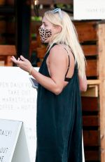 BUSY PHILIPPS Picks up Lunch To-go from California Backyard in Los Angeles 08/13/2020