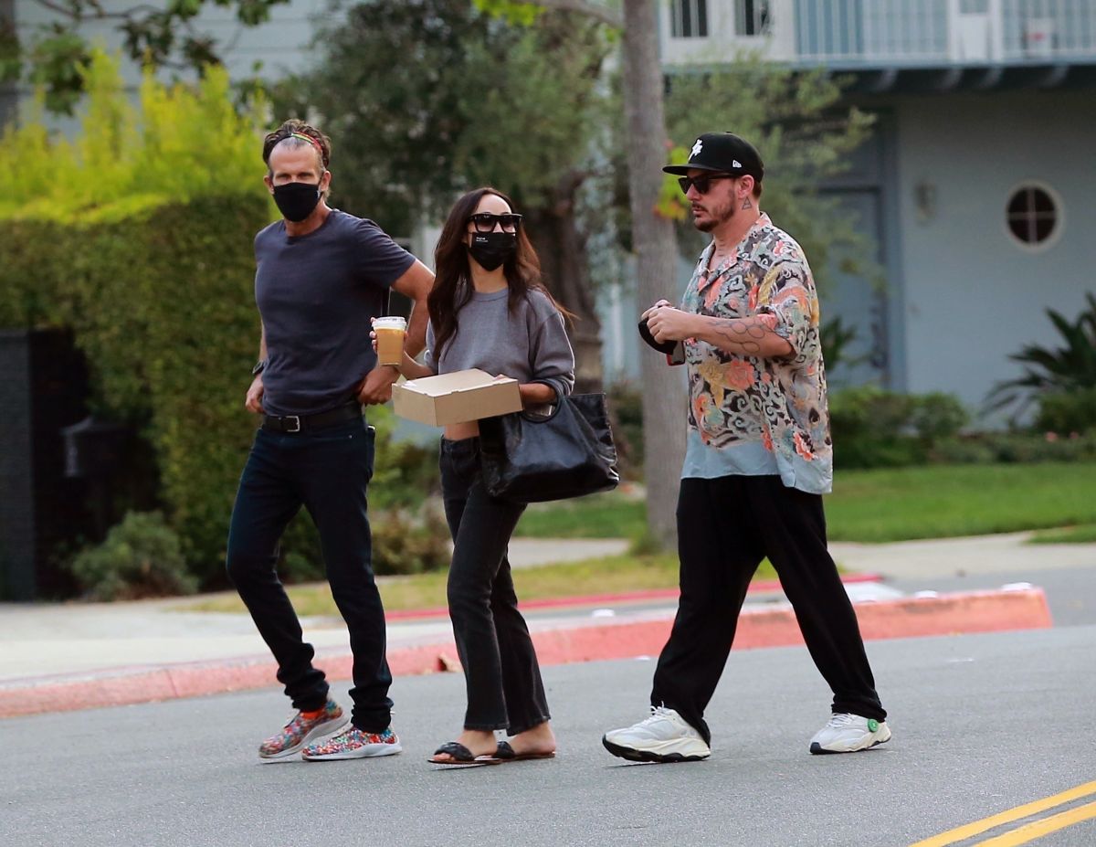 cara-santana-and-shannon-leto-out-with-friends-at-a-park-in-beverly-hills-08-19-2020-2.jpg