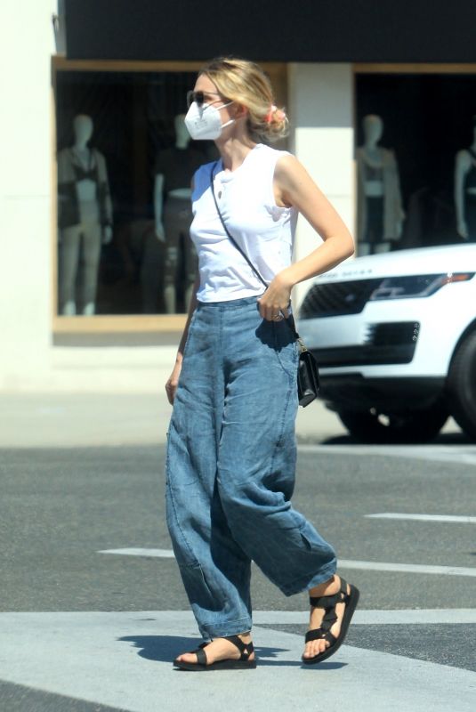CAREY MULLIGAN Out and About in Beverly Hills 08/13/2020