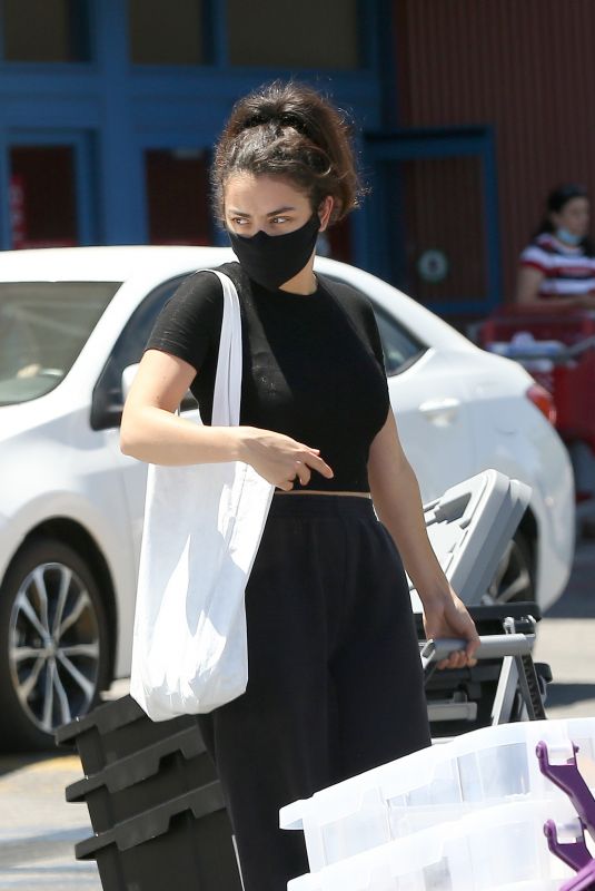 CHARLI XCX Shopping at Target in Los Angeles 08/11/2020