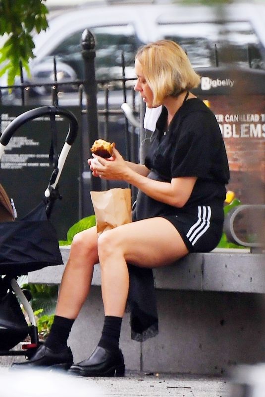 CHLE SEVIGNY Out for Muffin and Iced Coffee in New York 08/12/2020