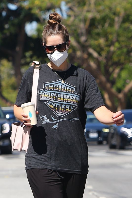 CHRISTINA SCHWARZENEGGER at Blue Bottle Coffee in Brentwood 08/01/2020