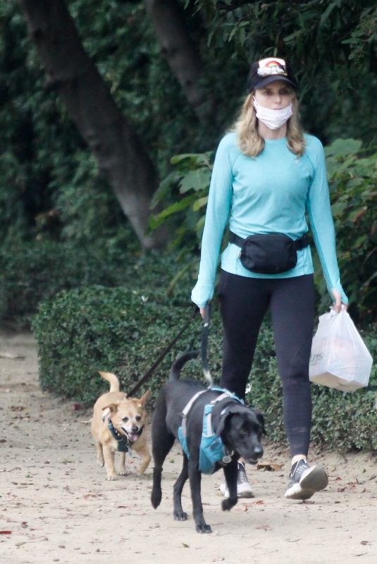 COURTNEY THORNE-SMITH Out eith Her Dogs in brentwood 08/26/2020