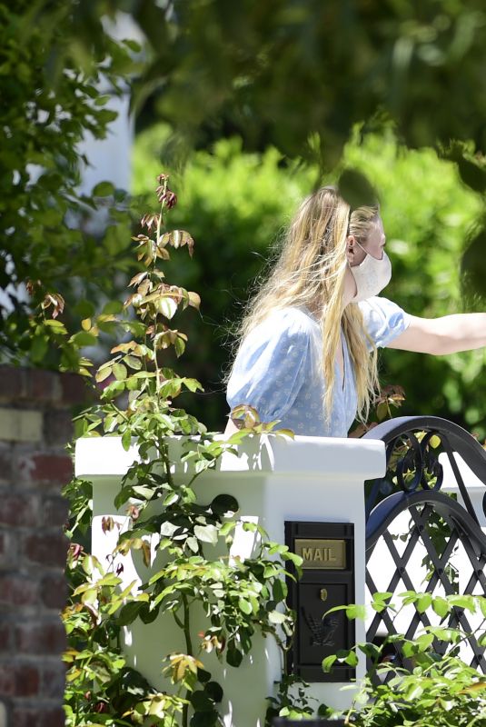 DAKOTA FANNING Picks Up a Food Delivery in Los Angeles 08/05/2020