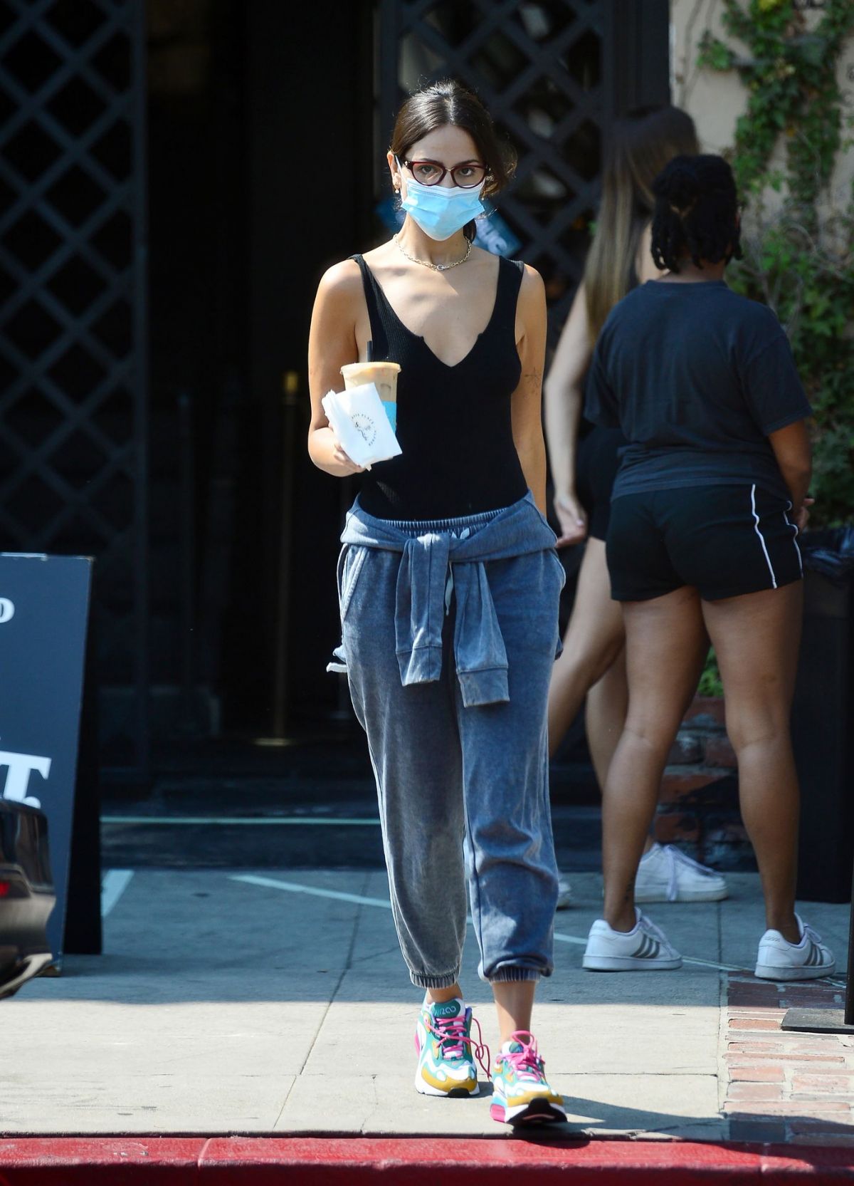 eiza-gonzalez-out-for-iced-coffee-in-west-hollywood-08-20-2020-11.jpg