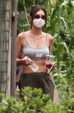 EMILY RATAJKOWSKI Getting Take Out at Restaurant in The Hamptons 08/13/2020