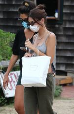 EMILY RATAJKOWSKI Getting Take Out at Restaurant in The Hamptons 08/13/2020