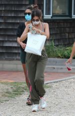 EMILY RATAJKOWSKI Getting Take Out at Restaurant in The Hamptons 08/13/2020