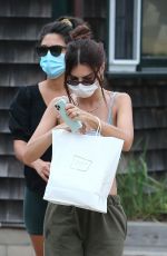 EMILY RATAJKOWSKI Getting Take Out at Restaurant in The Hamptons 08/13/2020
