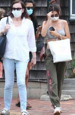 EMILY RATAJKOWSKI Getting Take Out at Restaurant in The Hamptons 08/13/2020