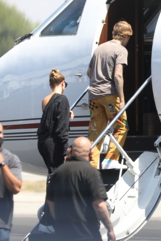 HAILEY and justine BIEBER Boarding a Private Jet in Los Angeles 08/28/2020