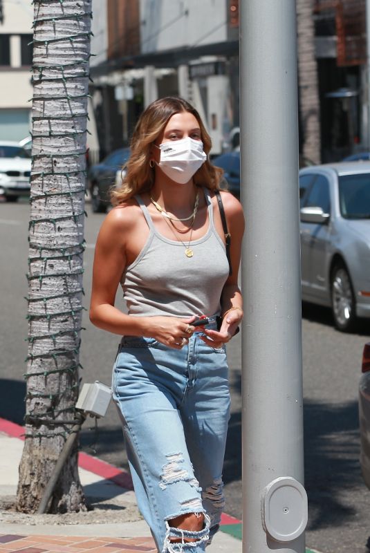 HAILEY BIEBER Heading to a Medical Building in Beverly Hills 08/24/2020