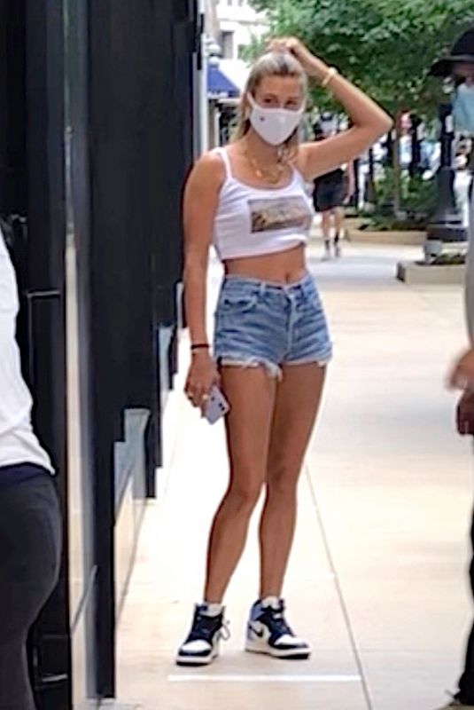 HAILEY BIEBER Shopping at Aritzia in Chicago 07/31/2020