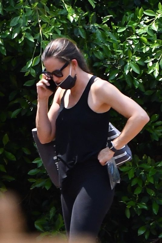 JENNIFER GARNER Checking Progress of Her New Home in Brentwood 08/20/2020