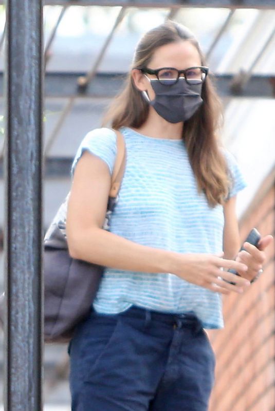 JENNIFER GARNER Leaves a Doctor