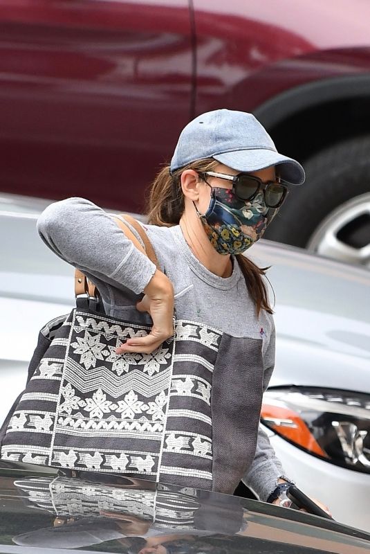 JENNIFER GARNER Out and About in Pacific Palisades 08/25/2020