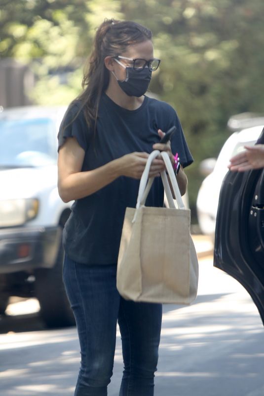JENNIFER GARNER Out in Brentwood 08/26/2020