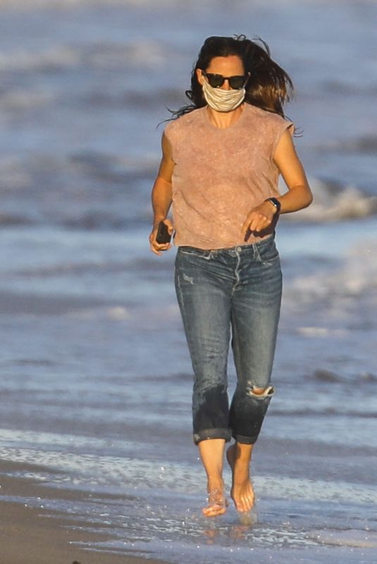 JENNIFER GARNER Out Walking on the Beach in Malbiu 08/06/2020