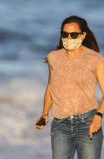 JENNIFER GARNER Out Walking on the Beach in Malbiu 08/06/2020