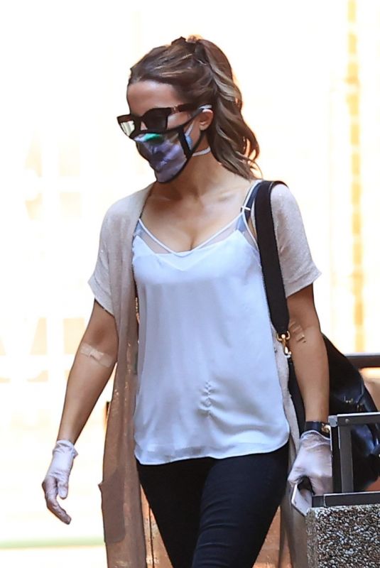 KATE BECKINSALE Leaves a Medical Building in Los Angeles 08/10/2020