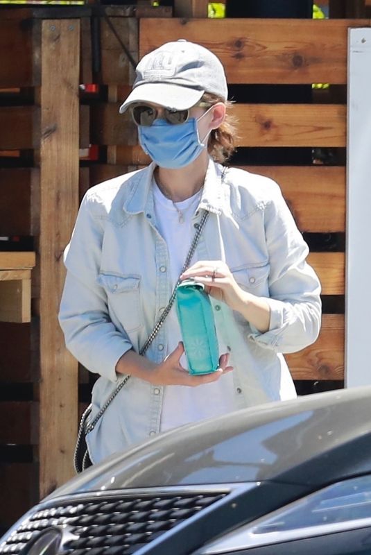 KATE MARA Pick Up a Take Out Order in Los Feliz 08/09/2020