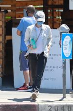KATE MARA Pick Up a Take Out Order in Los Feliz 08/09/2020