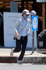KATE MARA Pick Up a Take Out Order in Los Feliz 08/09/2020