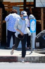 KATE MARA Pick Up a Take Out Order in Los Feliz 08/09/2020