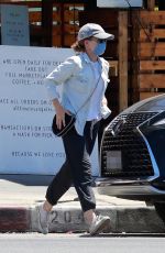 KATE MARA Pick Up a Take Out Order in Los Feliz 08/09/2020