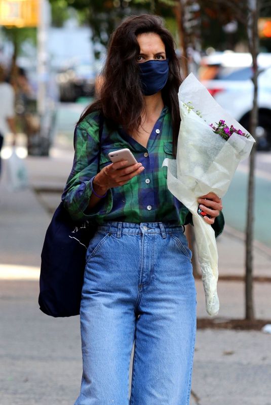 KATIE HOLMES Out Shopping Flowers in New York 08/18/2020