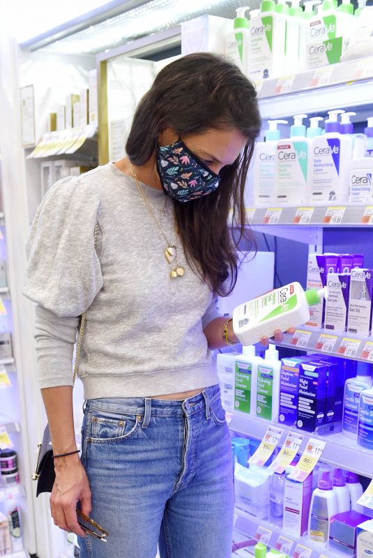 KATIE HOLMES Shopping for Cerave Hydrating Facial Cleanser in New York 07/24/2020