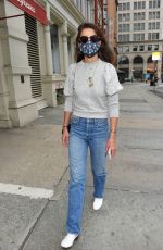 KATIE HOLMES Shopping for Face Lotion in New York 08/04/2020