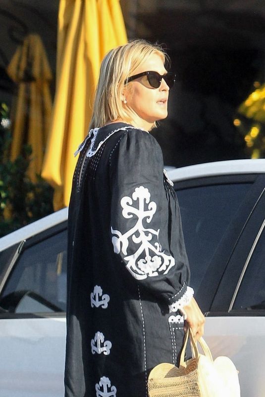 KELLY RUTHERFORD Out and About in West Hollywood 08/04/2020