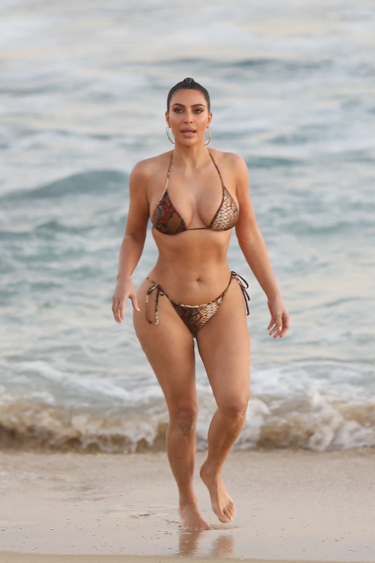 Kim Kardashian In Bikini On The Set Of Kuwtk At A Beach In Malibu 08 26