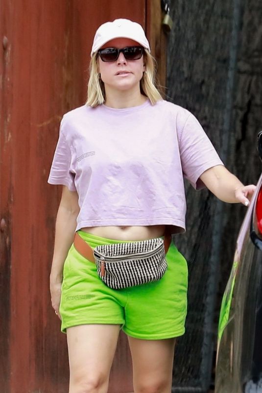 KRISTEN BELL Arrives on the Site of Her New Home in Los Feliz 08/23/2020