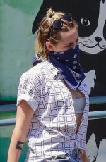 KRISTEN STEWART in Denim Cut-offs at a Pet Supplies in Los Feliz 08/24/2020