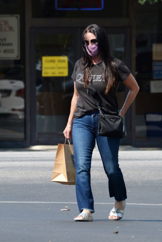 KYLE RICHARDS Out Shopping in Los Angeles 08/20/2020