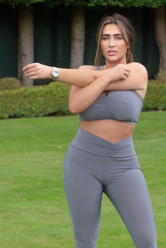 LAUREN GOODGER Workout at a Park in Essex 08/05/2020