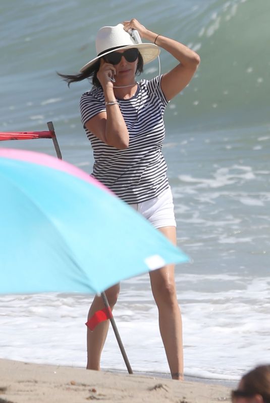 LAUREN SILVERMAN Out on the Beach in Los Angeles 08/25/2020