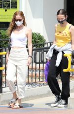 LESLIE MANN and IRIS APATOW Shopping at Country Mart in Malibu 08/19/2020