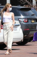 LESLIE MANN and IRIS APATOW Shopping at Country Mart in Malibu 08/19/2020