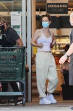 LESLIE MANN Shopping at Whole Foods in Malibu 08/11/2020