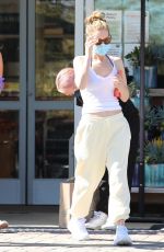 LESLIE MANN Shopping at Whole Foods in Malibu 08/11/2020