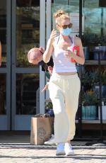 LESLIE MANN Shopping at Whole Foods in Malibu 08/11/2020