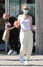 LESLIE MANN Shopping at Whole Foods in Malibu 08/11/2020