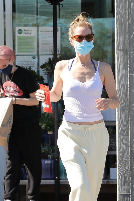 LESLIE MANN Shopping at Whole Foods in Malibu 08/11/2020
