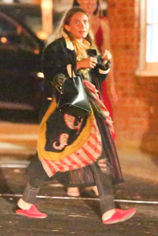 MARY KATE OLSEN Leaves Tutto Il Giorno Restaurant in New York 08/04/2020