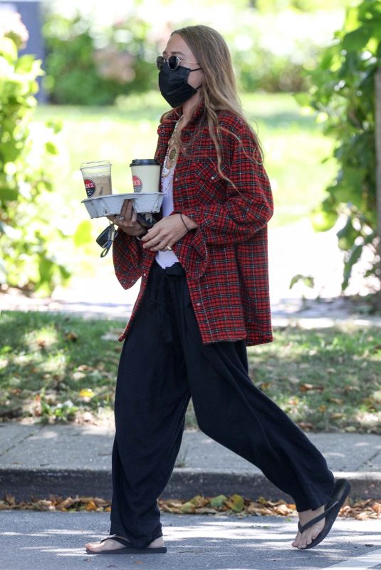 MARY KATE OLSEN Out for Coffee in New York 08/26/2020