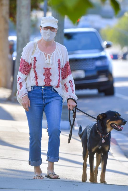 MERYL STREEP Out with Her Dog in Santa Monica 08/25/2020