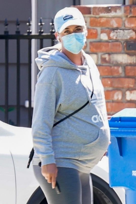 Pregnant KATY PERRY Wearing a Mask Out in Los Angeles 08/11/2020